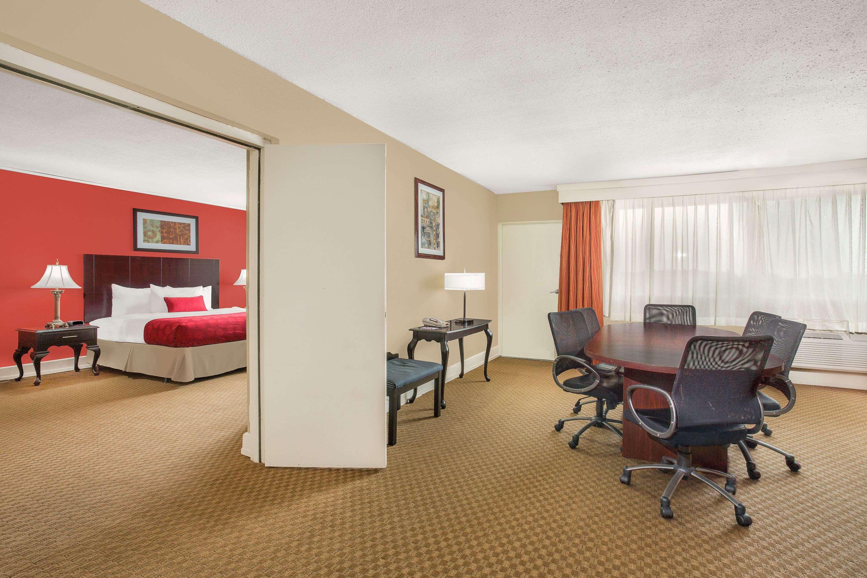 Ramada Plaza By Wyndham Fayetteville Fort Bragg Area Exteriör bild