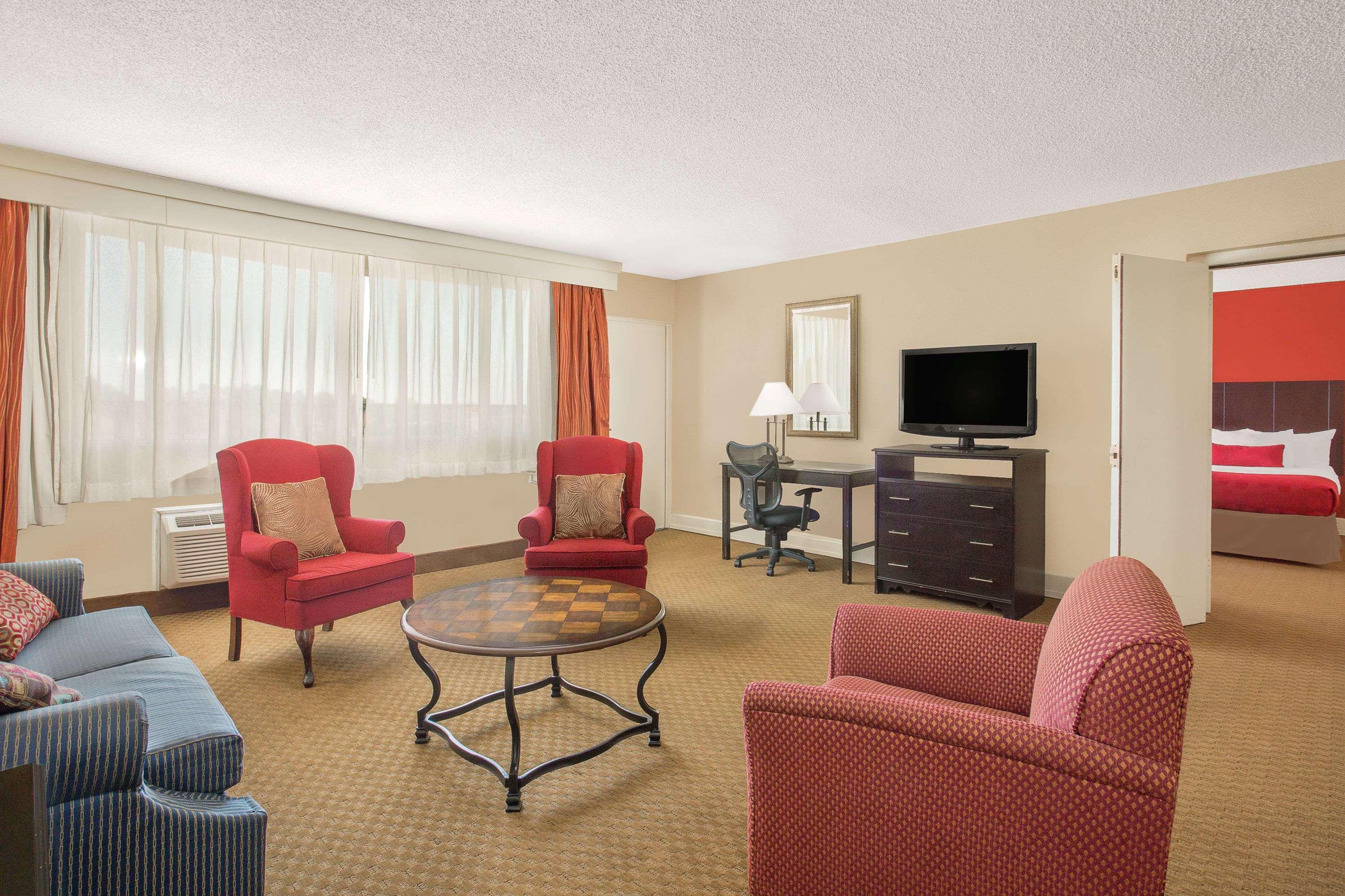 Ramada Plaza By Wyndham Fayetteville Fort Bragg Area Exteriör bild