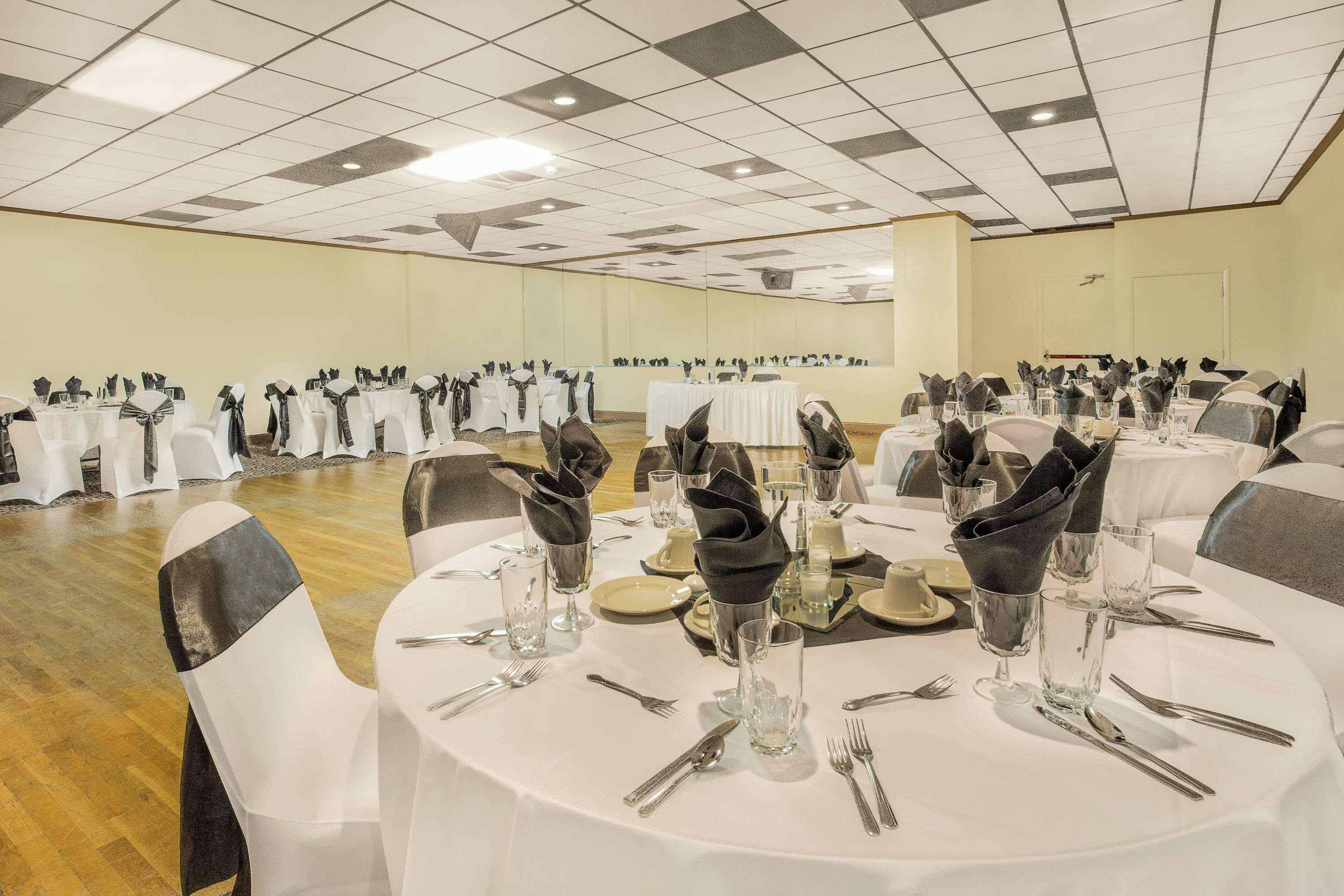Ramada Plaza By Wyndham Fayetteville Fort Bragg Area Exteriör bild