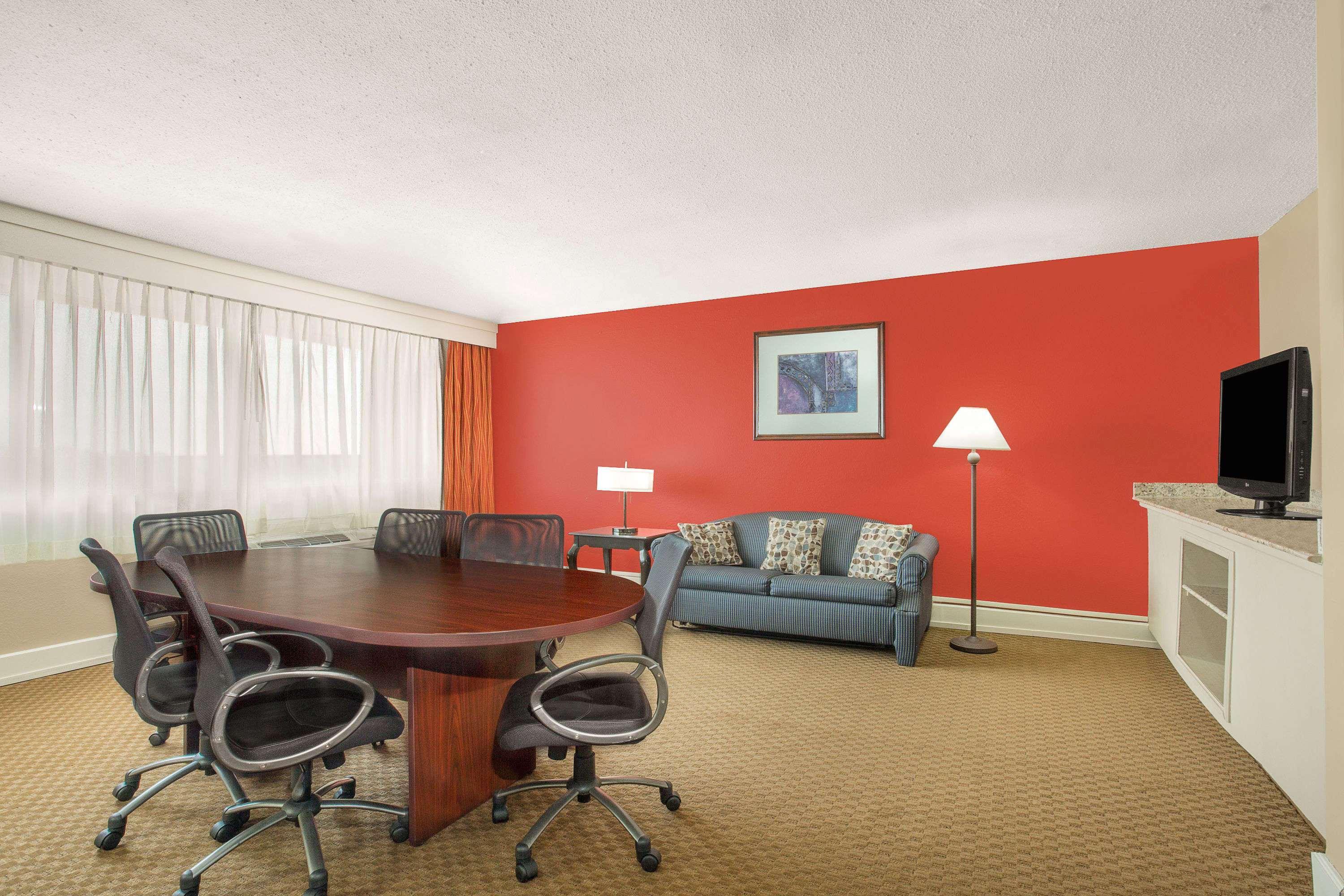 Ramada Plaza By Wyndham Fayetteville Fort Bragg Area Exteriör bild