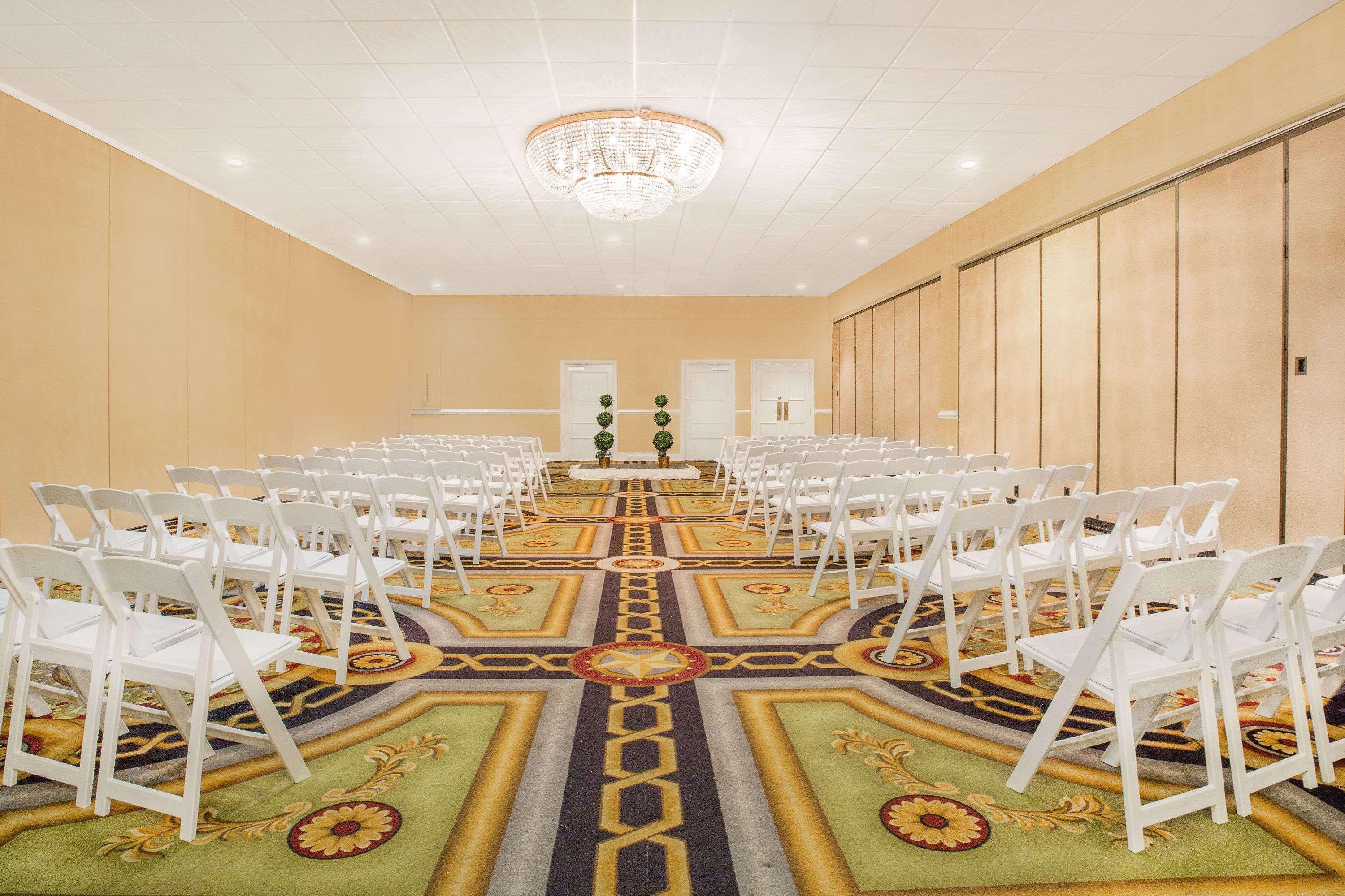 Ramada Plaza By Wyndham Fayetteville Fort Bragg Area Exteriör bild