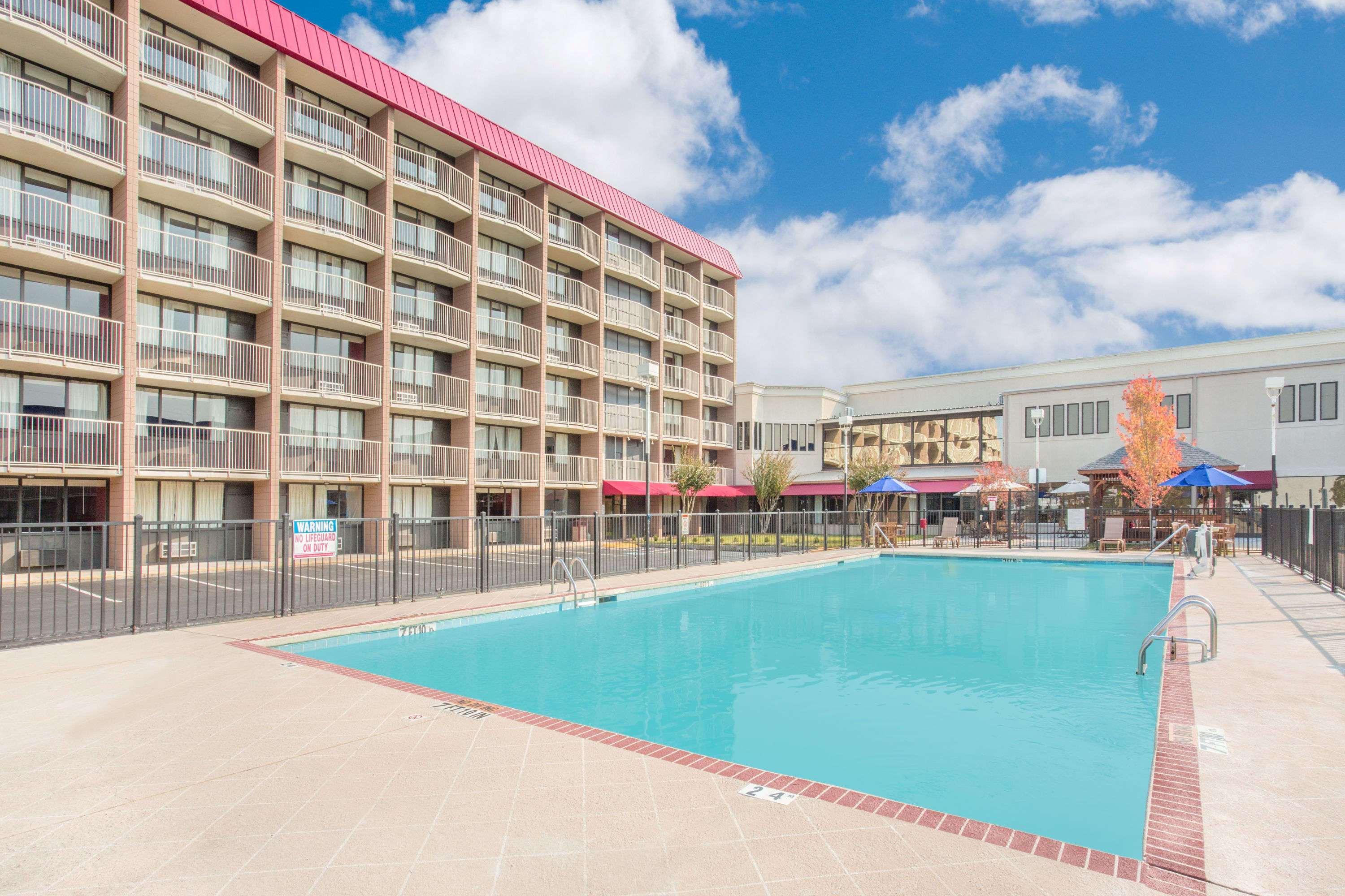 Ramada Plaza By Wyndham Fayetteville Fort Bragg Area Exteriör bild