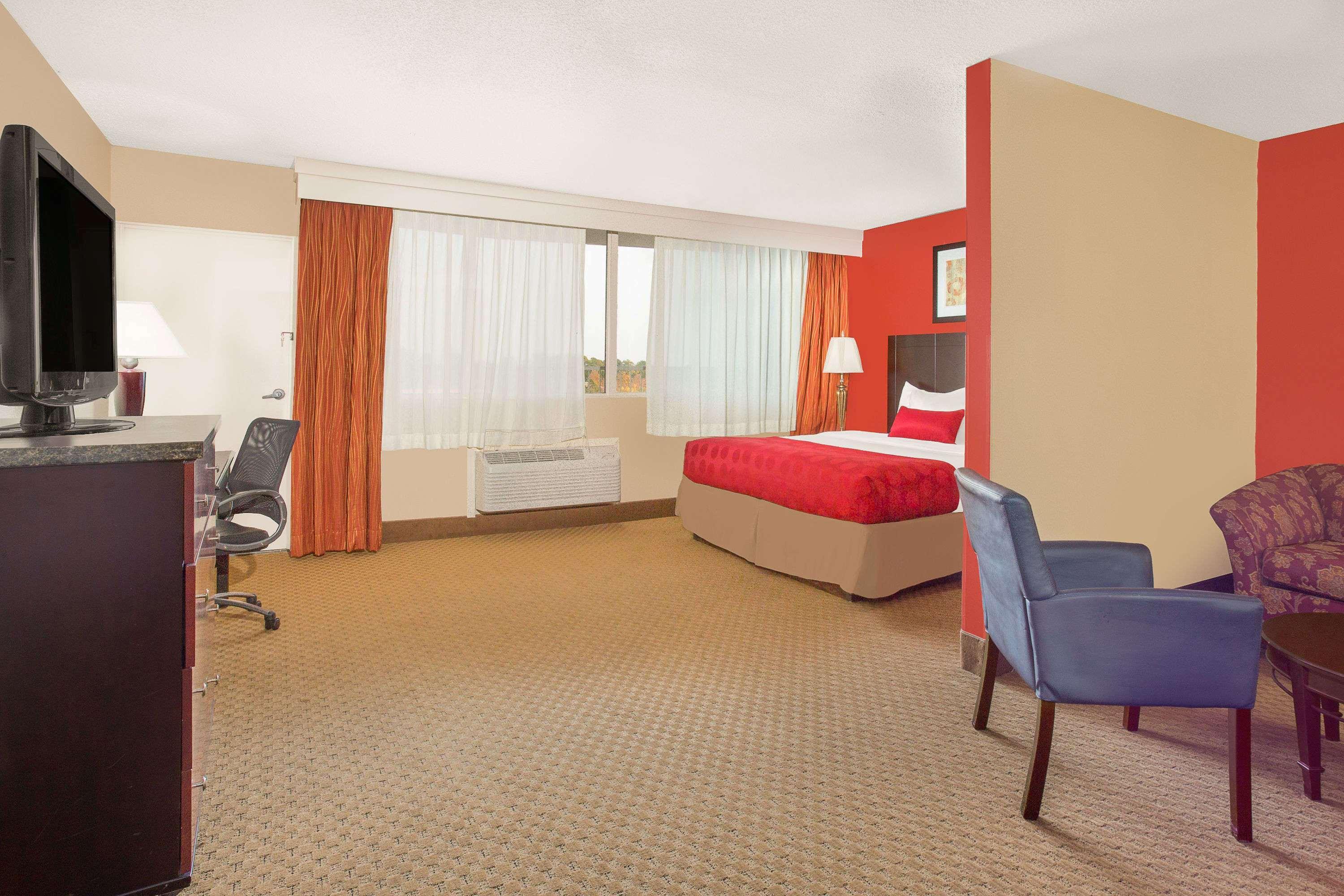 Ramada Plaza By Wyndham Fayetteville Fort Bragg Area Exteriör bild