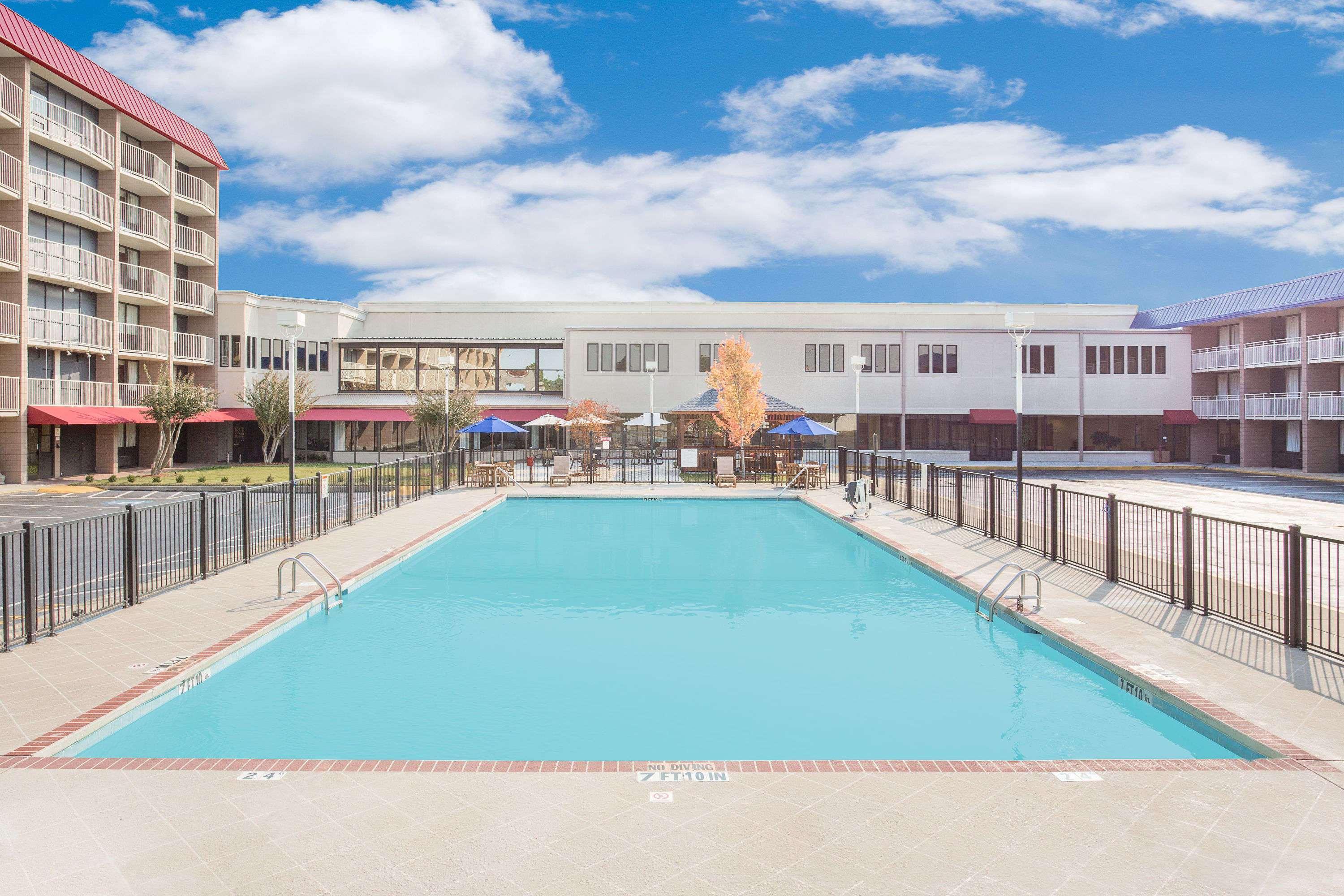 Ramada Plaza By Wyndham Fayetteville Fort Bragg Area Exteriör bild