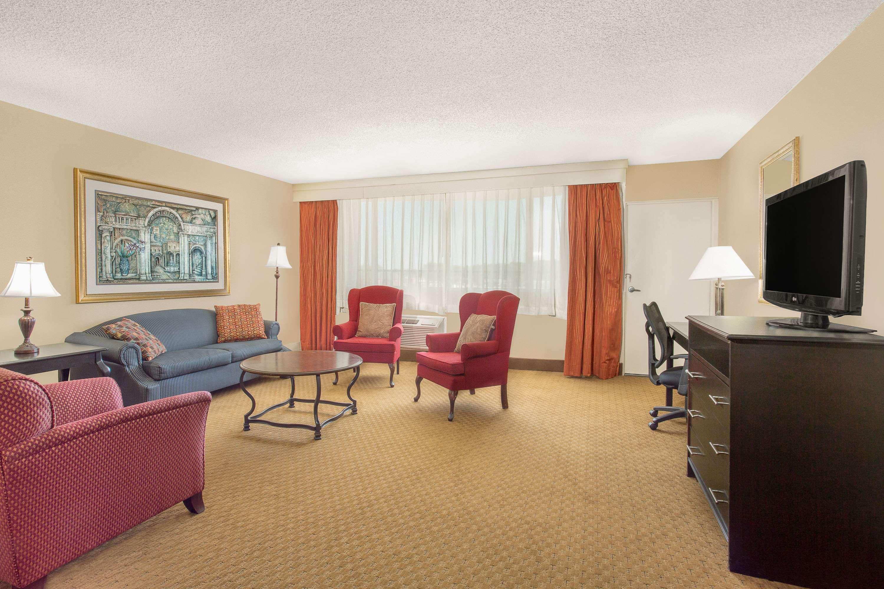 Ramada Plaza By Wyndham Fayetteville Fort Bragg Area Exteriör bild