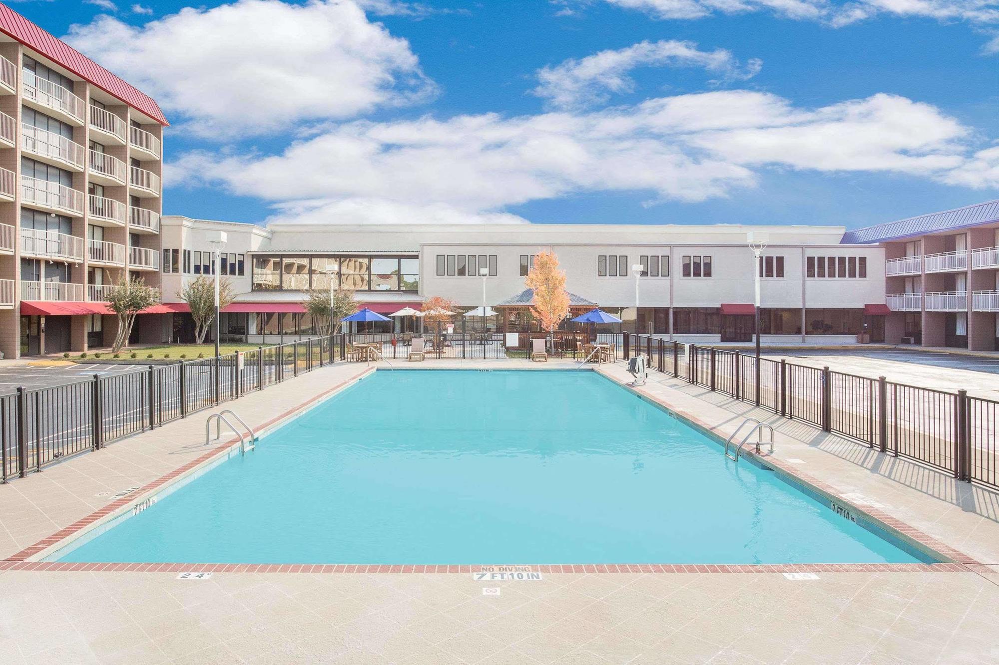 Ramada Plaza By Wyndham Fayetteville Fort Bragg Area Exteriör bild